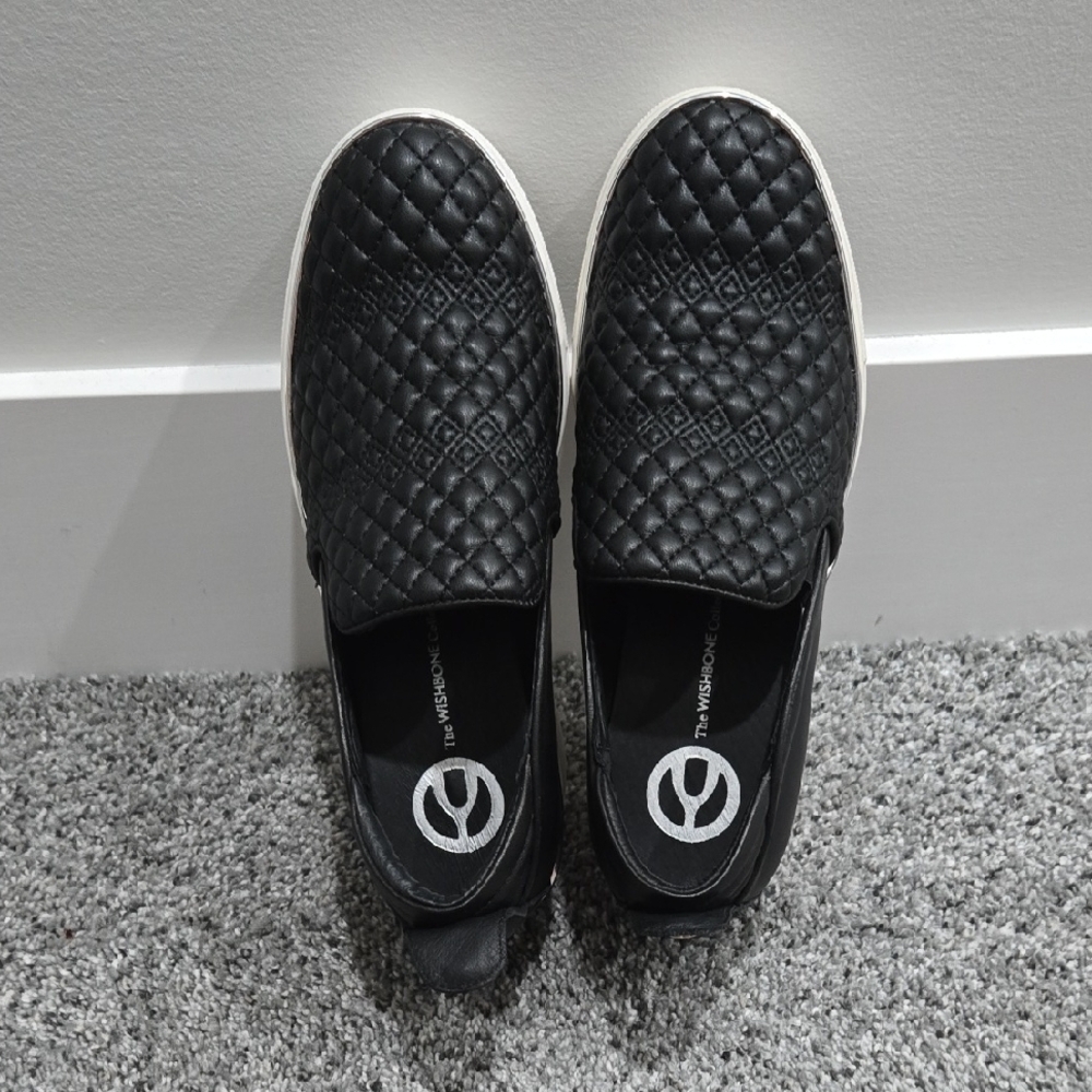 BNWOT. Wishbone Black Synthetic Calf Patent Blsck Soke